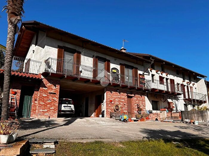 Casa con 10 locali in vendita in Strada Cuccia, Bricherasio