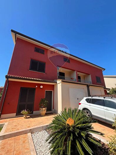 Casa con 8 locali in vendita in Via Panoramica Snc, Augusta