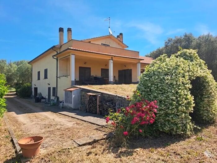 Casa con 13 locali in vendita in Via della Cava, Vetralla