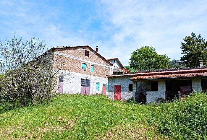 Casa con 12 locali in vendita in San Severino Marche