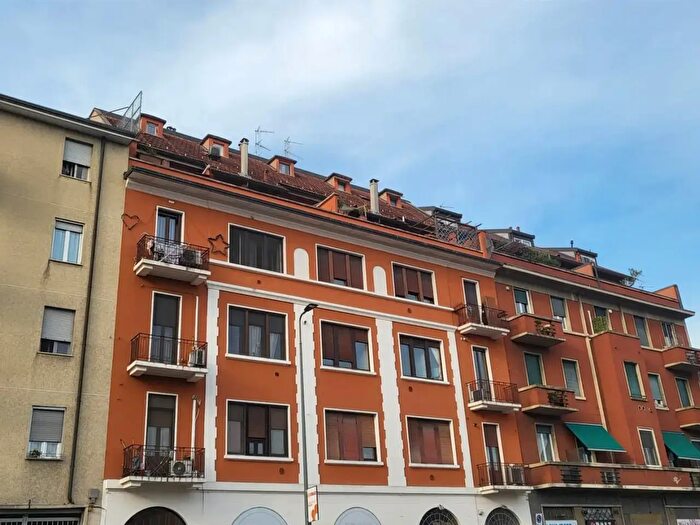 Appartamento trilocale in vendita in Via Biella, Milano