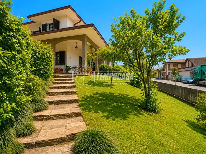 Casa con 5 locali in vendita in Casaleggio Novara