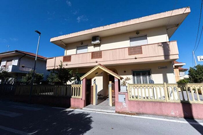 Casa con 10 locali in vendita in Via Zambesi, Montesilvano