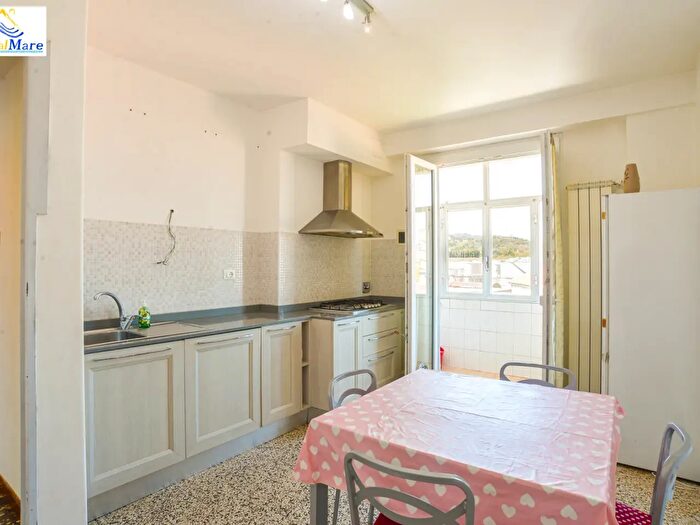 Appartamento quadrilocale in vendita in Via Piave, Vado Ligure