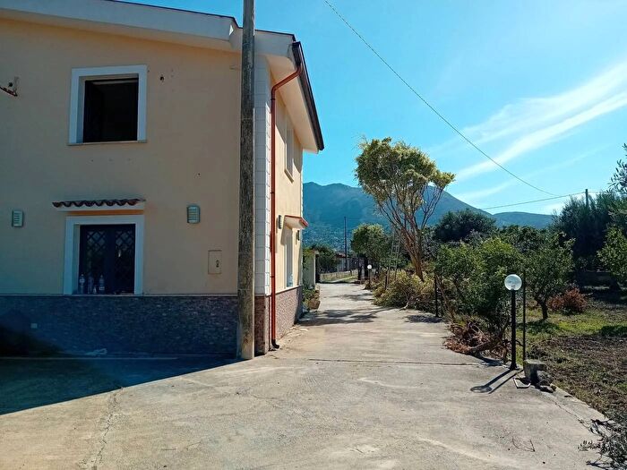 Casa con 6 locali in vendita in Via Provinciale Carini, Carini