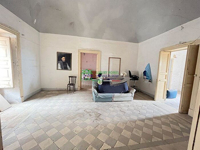 Casa con 9 locali in vendita in Comiso