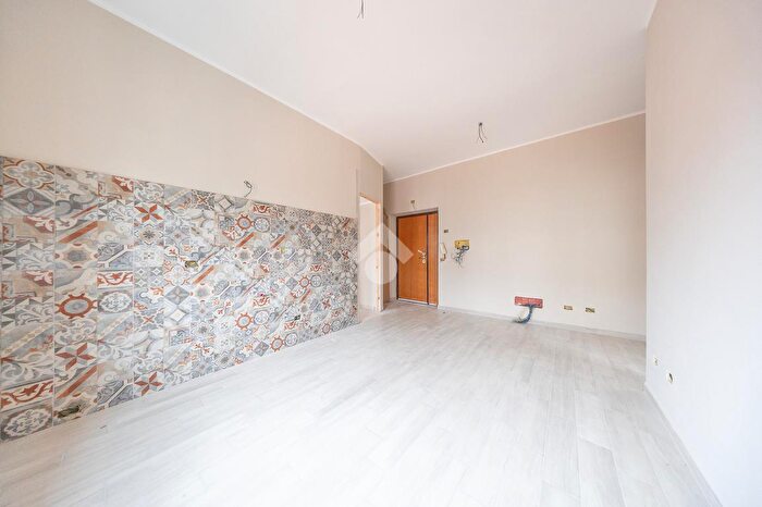 Appartamento trilocale in vendita in Via della Rustica, Roma