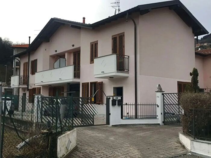 Casa con 8 locali in vendita in Lavena Ponte Tresa