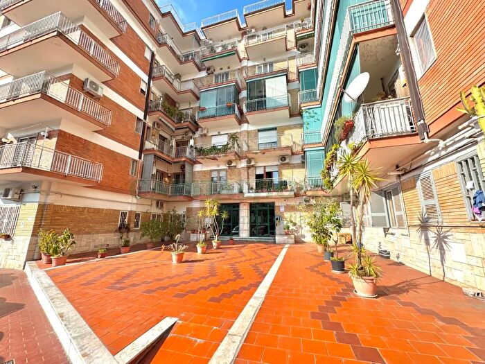Appartamento trilocale in vendita in Via Consalvo, Napoli