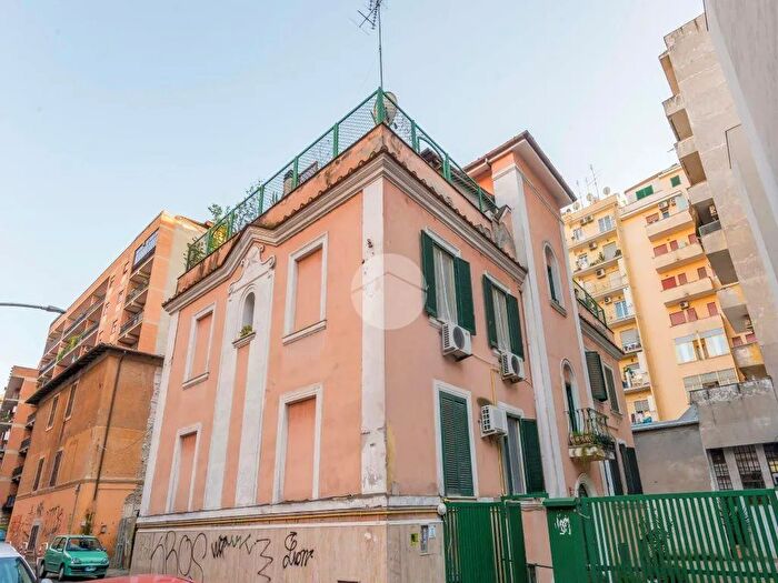 Appartamento bilocale in vendita in Via Cupra, Roma