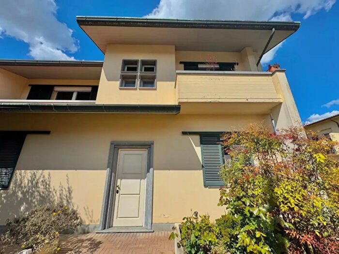 Casa con 8 locali in vendita in Ponsacco