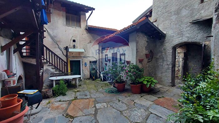 Casa con 6 locali in vendita in Località Aga, Casalzuigno