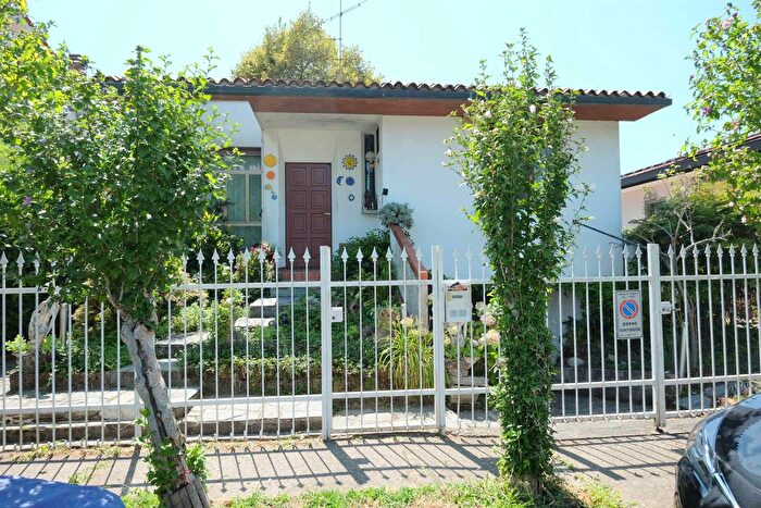 Casa con 5 locali in vendita in Via Annibal Caro, Trezzano Sul Naviglio