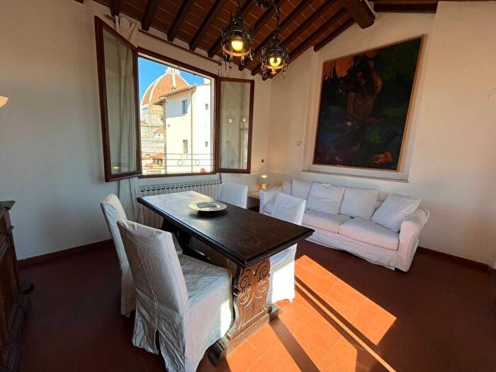 Appartamento trilocale in affitto in Signoria Uffizi, Firenze