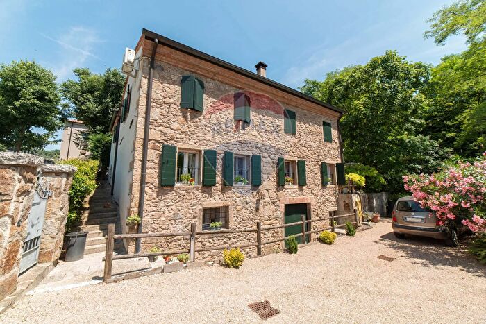 Casa con 9 locali in vendita in Vo