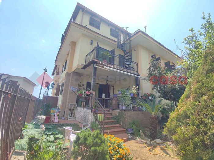 Casa con 10 locali in vendita in Via Montagna Spaccata, Napoli