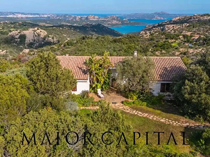 Casa con 9 locali in vendita in Arzachena