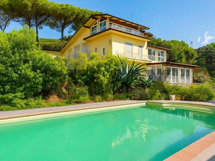 Casa con 8 locali in vendita in Massarosa