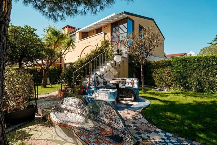 Casa quadrilocale in vendita in Via dei Vigneti, Lazise