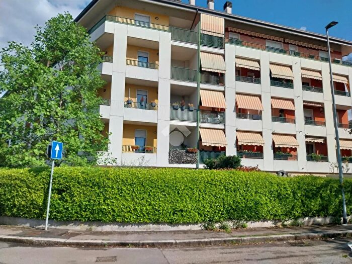 Appartamento con 5 locali in vendita in Via Lucania, Verona