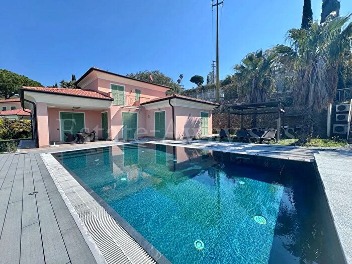 Casa con 6 locali in vendita in Via Torre Mostaccini, Bordighera