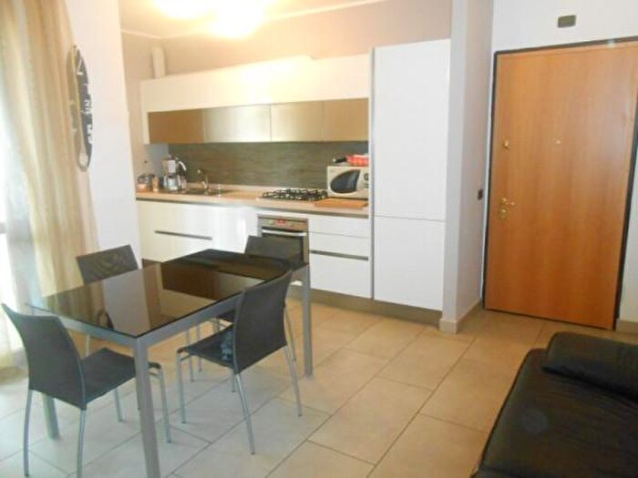 Appartamento con 6 locali in vendita in Via Mario Saveri, Jesi