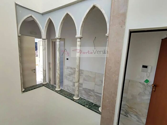 Appartamento con 10 locali in vendita in Via Amerigo Vespucci, Viareggio
