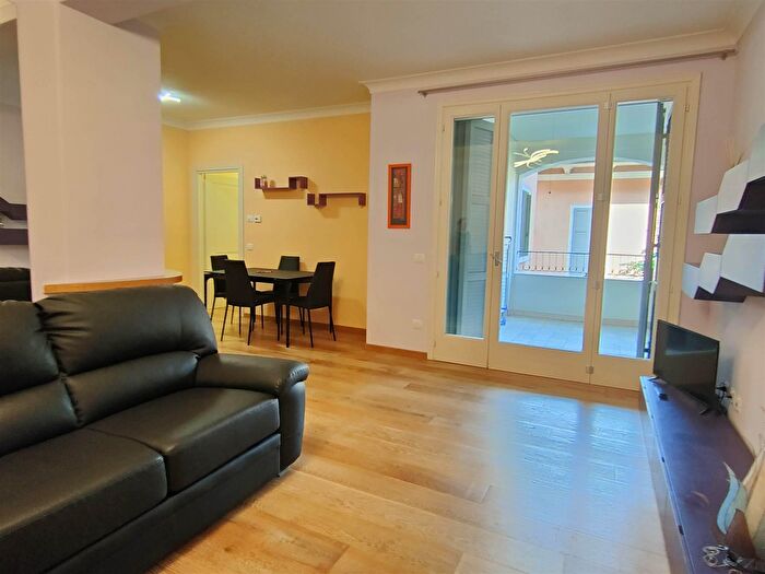 Appartamento trilocale in affitto in Via Università, Modena