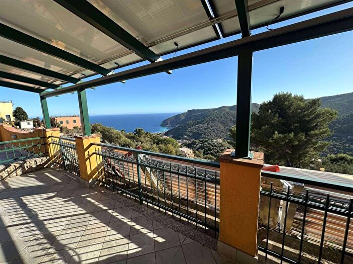 Appartamento quadrilocale in affitto in Noli