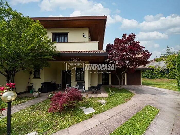 Casa con 5 locali in vendita in Via Montello, Villasanta