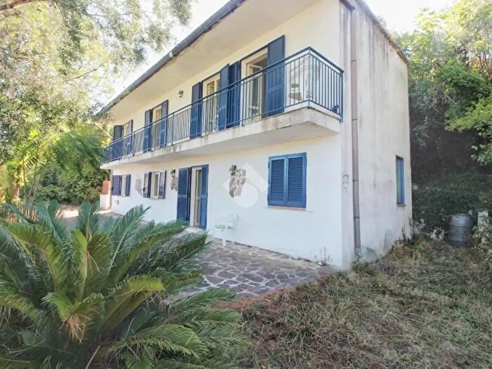 Casa quadrilocale in vendita in Via Ferrari, Ogliastro Cilento