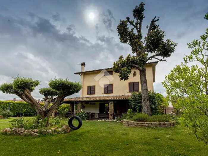 Casa con 10 locali in vendita in Via Redipuglia, Anguillara Sabazia