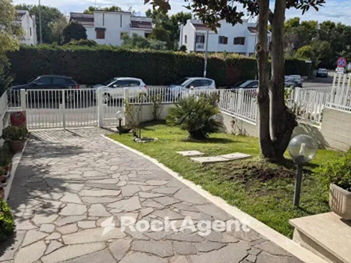 Casa con 5 locali in vendita in Latina