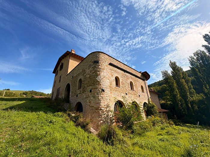 Casa con 10 locali in vendita in Via Roma, Nocera Umbra