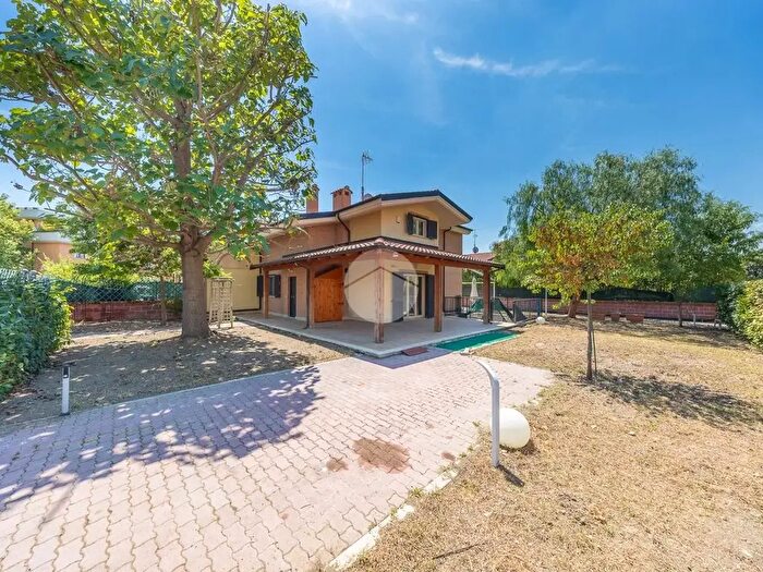 Casa con 7 locali in vendita in Via Costantino, Guidonia Montecelio