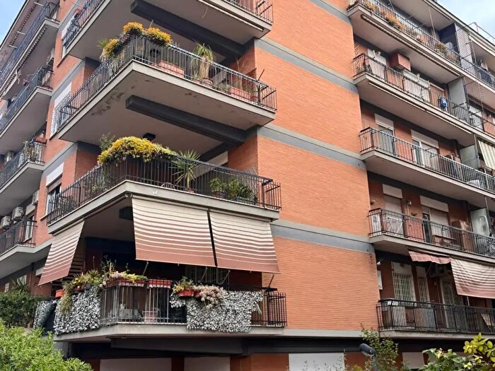 Appartamento trilocale in vendita in Via Monte Fumaiolo, Roma