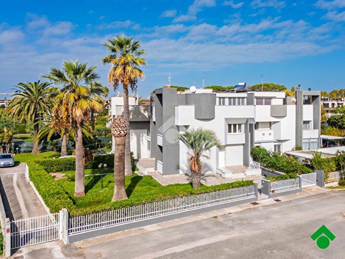 Casa con 7 locali in vendita in Via Cilento, Latina