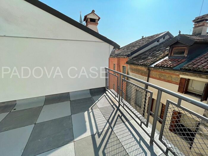 Appartamento trilocale in affitto in Via Cappelli, Padova