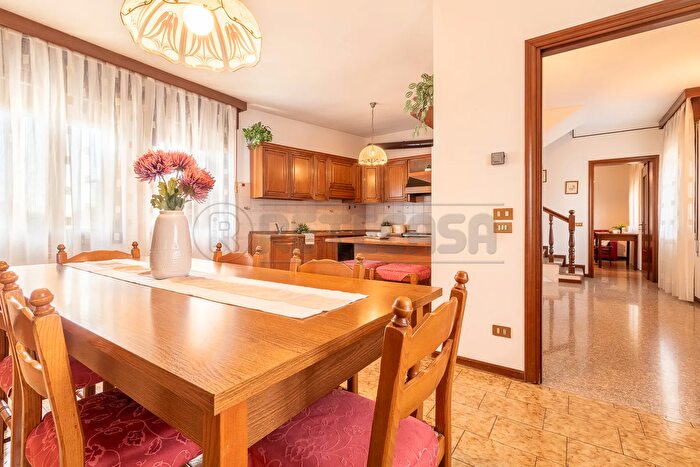 Casa con 8 locali in vendita in Via San Valentino, Pozzoleone