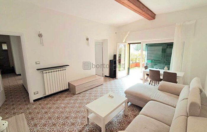 Casa con 6 locali in vendita in Via Capellini, Genova