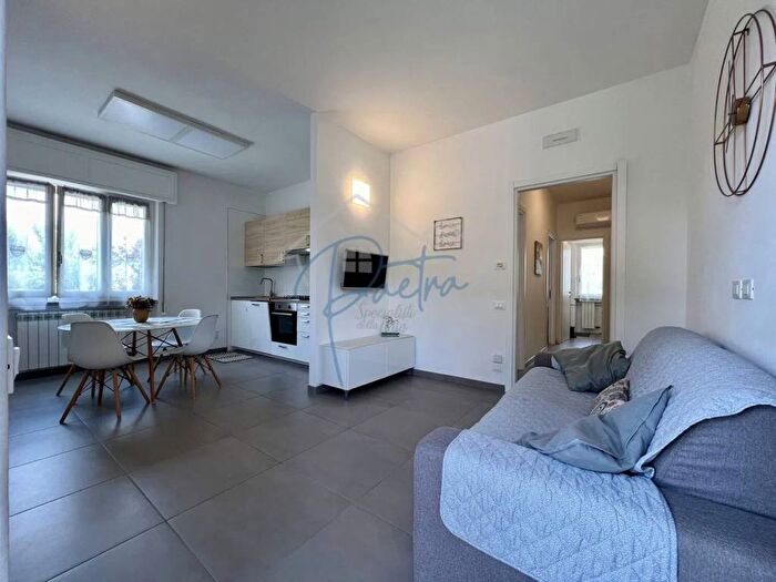 Appartamento trilocale in affitto in Via Pontremoli, Marina di Massa Centro, Massa