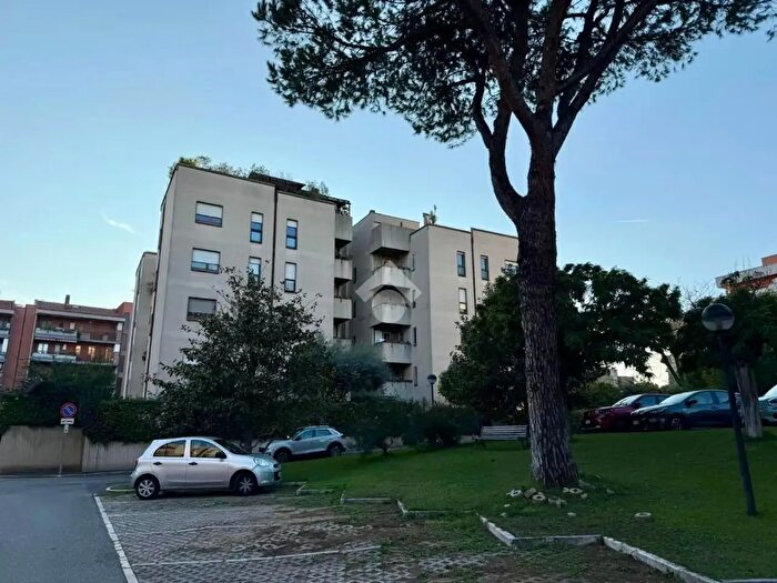 Appartamento quadrilocale in vendita in Via Fiume Giallo, Roma