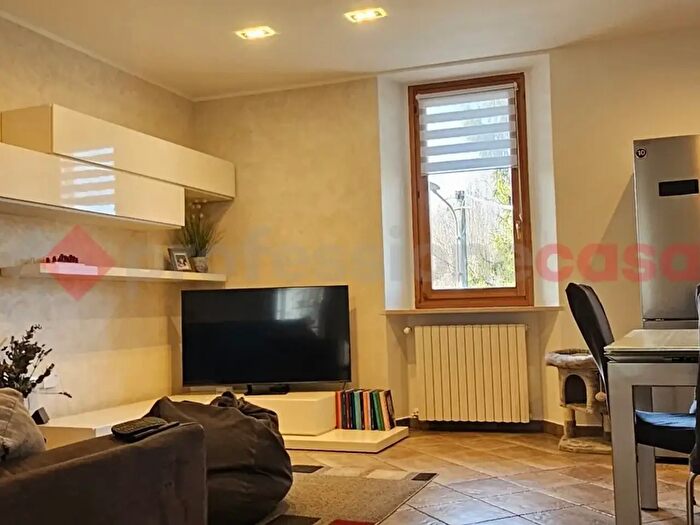 Casa con 8 locali in vendita in Via Istituto Pollano, Cavour