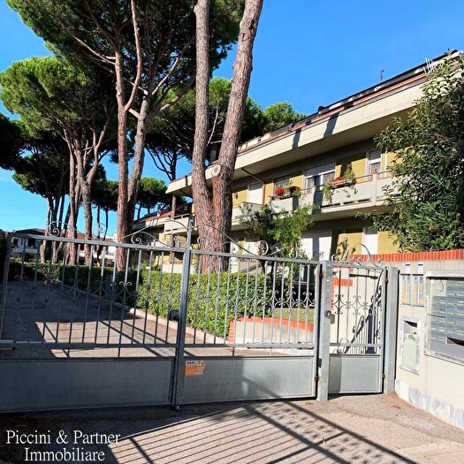 Appartamento con 6 locali in vendita in Via Montecatini, Massa