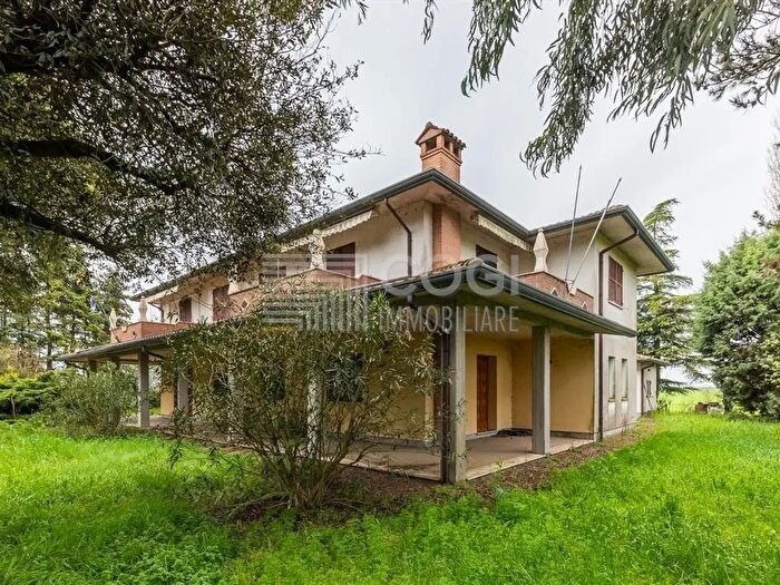 Casa con 14 locali in vendita in Via Bassa, Alfonsine