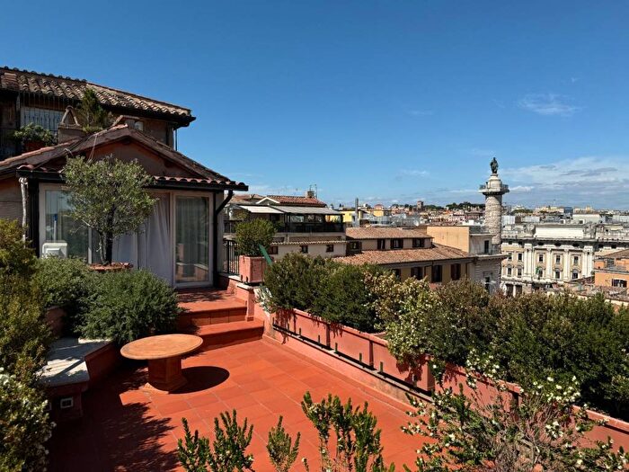 Casa quadrilocale in affitto in Piazza di Monte Citorio, Montecitorio, Roma