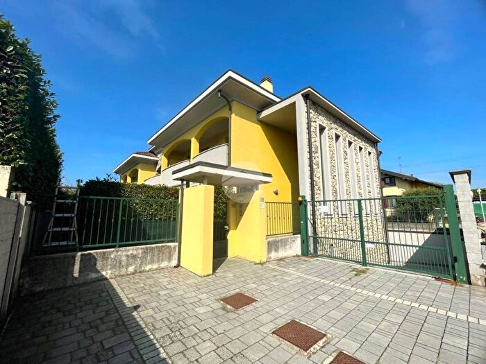 Appartamento trilocale in vendita in Via Mesero, Centro, Boffalora Sopra Ticino