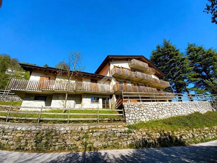 Appartamento trilocale in vendita in Via Monte S Primo, Sormano