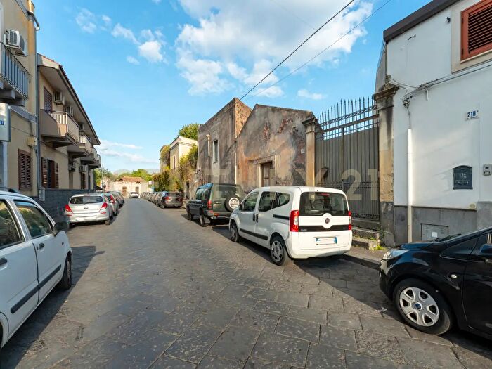 Casa con 6 locali in vendita in Via Re Martino, Catania
