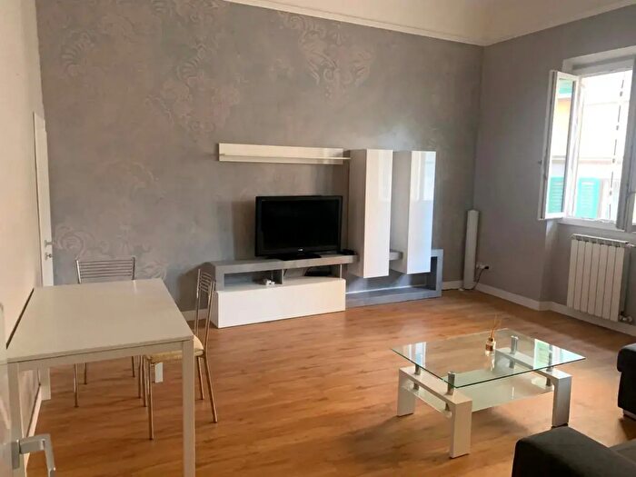 Appartamento trilocale in affitto in Piazza SantAmbrogio, Firenze